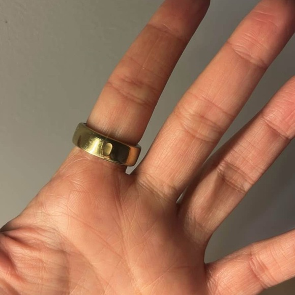 Oura Gold Ring Simple Band Design - Picture 2 of 4